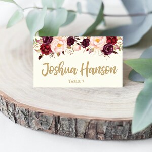 Cartão de lugar de casamento floral em aquarela Marsala plano e em tenda, designs Hadley, cartões de lugar para recepção de casamento, caligrafia de cartão de lugar de casamento