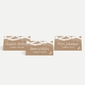 Modelo de cartões de lugar de casamento rústico Kraft com luzes de árvore - Cartões de lugar para recepção de casamento, caligrafia de cartão de lugar de casamento, PDF para impressão