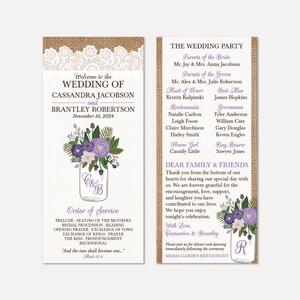 Puede incluir: Invitación de boda con un fondo rústico de arpillera y una superposición de encaje. La invitación presenta un frasco de vidrio con flores moradas y el texto "Bienvenido a la boda de Cassandra Jacobson y Brantley Robertson, 16 de noviembre de 2024".