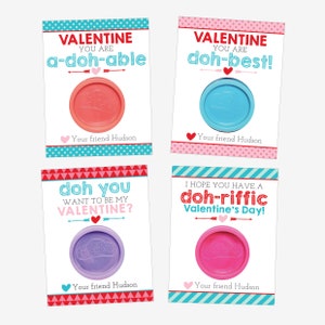 Può includere: Quattro biglietti di San Valentino con contenitori di Play-Doh attaccati. Ogni biglietto ha un messaggio diverso: "Sei a-doh-able", "Sei doh-best!", "Doh, vuoi essere il mio San Valentino?" e "Spero che tu abbia un San Valentino doh-riffic!"