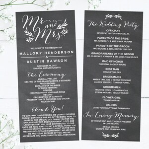 Puede incluir: Un programa de boda en blanco y negro con fondo de pizarra. El programa incluye los nombres de la novia y el novio, Mallory Henderson y Austin Dawson, la fecha de la boda y el orden de la ceremonia. El programa también incluye una lista de los miembros de la boda y una sección para en memoria cariñosa.