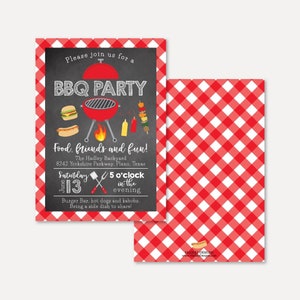 Pu&ograve; includere: Uno sfondo a scacchi rosso e bianco con un invito su una lavagna per una festa di barbecue. L'invito presenta una griglia rossa con fiamme, un hot dog, un hamburger e uno spiedino. Il testo sull'invito recita "Please join us for a BBQ Party", "Food, friends and fun!", "The Hadley Backyard", "8242 Yorkshire Parkway, Plano, Texas", "Saturday June 13", "5 o'clock in the evening", "Burger Bar, hot dogs and kebabs. Bring a side dish to share!"