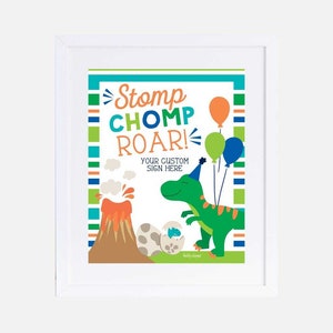 Puede incluir: Un cartel enmarcado en blanco con un borde a rayas verde, azul y naranja. El cartel presenta un dinosaurio verde con un gorro de fiesta, sosteniendo globos. El texto en el cartel dice "Stomp Chomp Roar! Your Custom Sign Here".