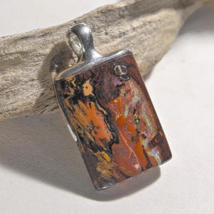 Rechteckiger Boulderopal Anhänger aus 925 Silber mit Multicolor Farbspiel in rotbrauner Matrix