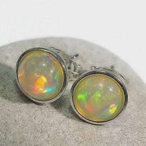 Orecchini a bottone Welo Opal in argento 925 con un magico gioco di colori arcobaleno come pietra portafortuna del mese di ottobre