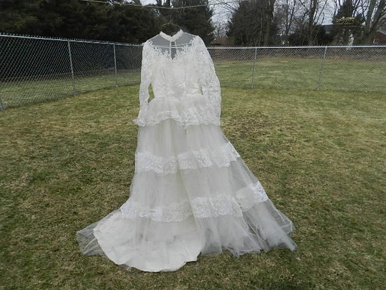1940/'s beautiful vintage white lace wedding dress button down lace sleeves