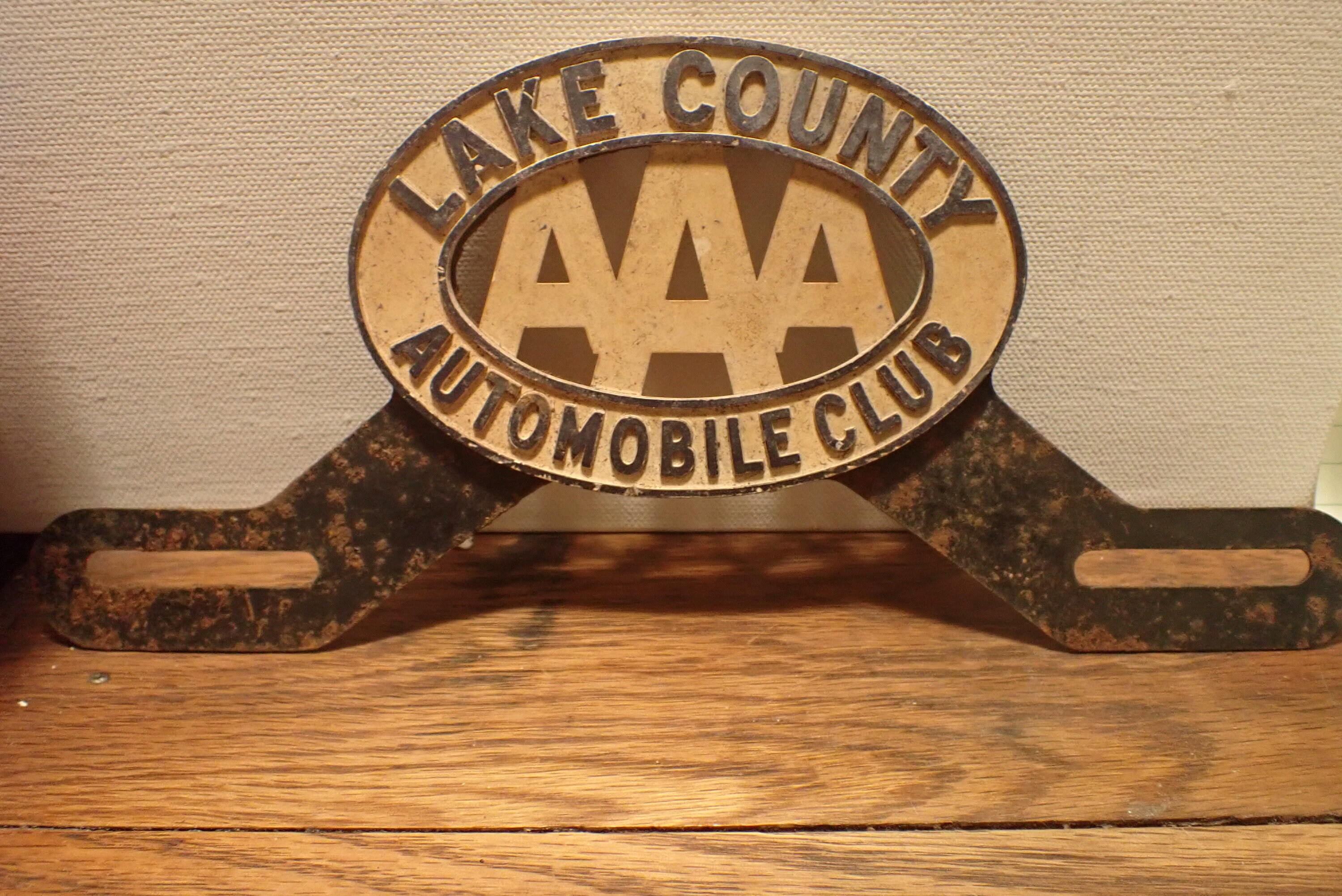 SoCal Auto Club Motor Solid Metal License Plate Topper Antique Style Patina G/V 