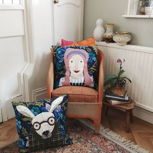 Une housse de coussin inspirée d'Alice au pays des merveilles, unique en son genre, coussin de déclaration image 7