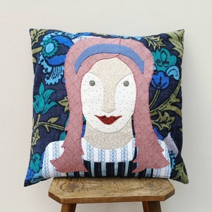 Une housse de coussin inspirée d'Alice au pays des merveilles, unique en son genre, coussin de déclaration image 1