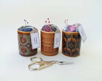 Petit kit de couture, fabriqué dans une salière ou une poivrière recyclée Hornsea Pottery, surmontée d'une pelote à épingles. Différents modèles disponibles