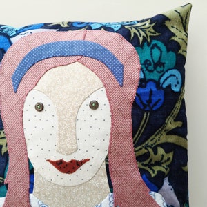 Une housse de coussin inspirée d'Alice au pays des merveilles, unique en son genre, coussin de déclaration image 2