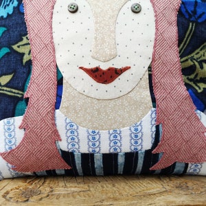 Une housse de coussin inspirée d'Alice au pays des merveilles, unique en son genre, coussin de déclaration image 4