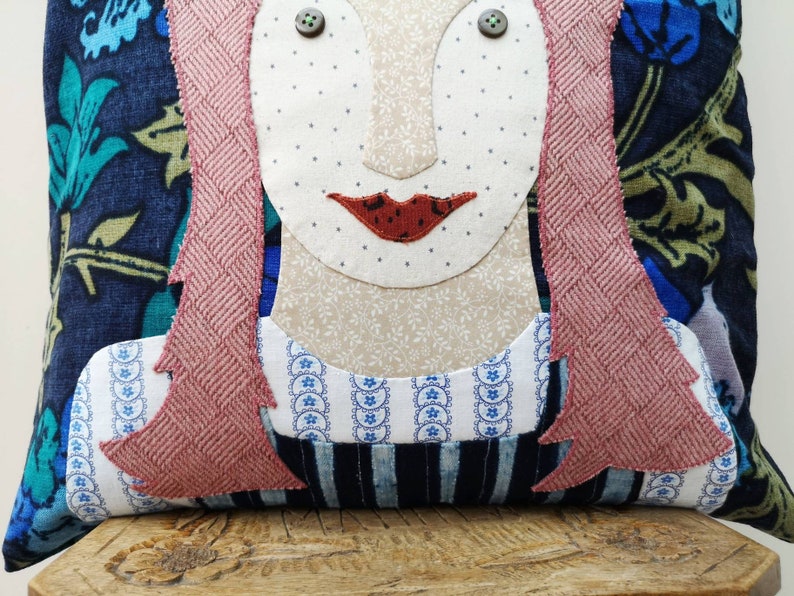 Une housse de coussin inspirée d'Alice au pays des merveilles, unique en son genre, coussin de déclaration image 4