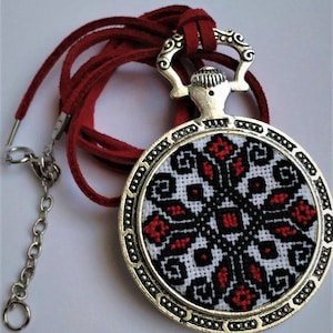 Schwarz&rotes Medaillon; Rumänisches Muster Kreuzstiche; Anhänger; Geschenkidee; Valentinstag, Hochzeitsaccessoires, Halskette, handgefertigter Schmuck