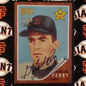 GAYLORD PERRY Seattle Mariners Photo in action HOF #2 (c)