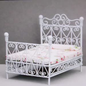 1:12 Scale Dollhouse Miniature White Wrought Iron Metal Bed with Removable Mattress/attached Pillow