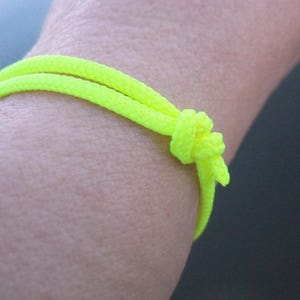 Surferarmband, neon gelb 2,5 mm, feines Bändchen für schmale Handgelenke, Segler Surfer Armband, Kletter Schnur Seil Tau Knoten, nautisch Bild 2