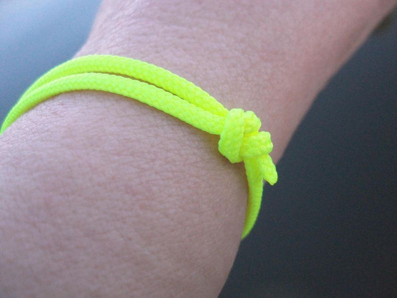 Surferarmband, neon gelb 2,5 mm, feines Bändchen für schmale Handgelenke, Segler Surfer Armband, Kletter Schnur Seil Tau Knoten, nautisch Bild 2