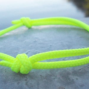 Surferarmband, neon gelb 2,5 mm, feines Bändchen für schmale Handgelenke, Segler Surfer Armband, Kletter Schnur Seil Tau Knoten, nautisch Bild 4