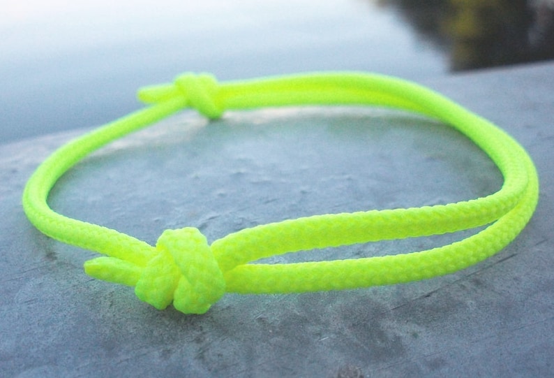 Surferarmband, neon gelb 2,5 mm, feines Bändchen für schmale Handgelenke, Segler Surfer Armband, Kletter Schnur Seil Tau Knoten, nautisch Bild 4