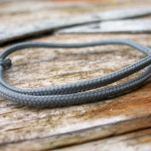 Surfararmband, enfärgat grått, 2,5 mm, fint band för smala handleder, sjömans-/surfararmband, klätterrep/knut, nautisk