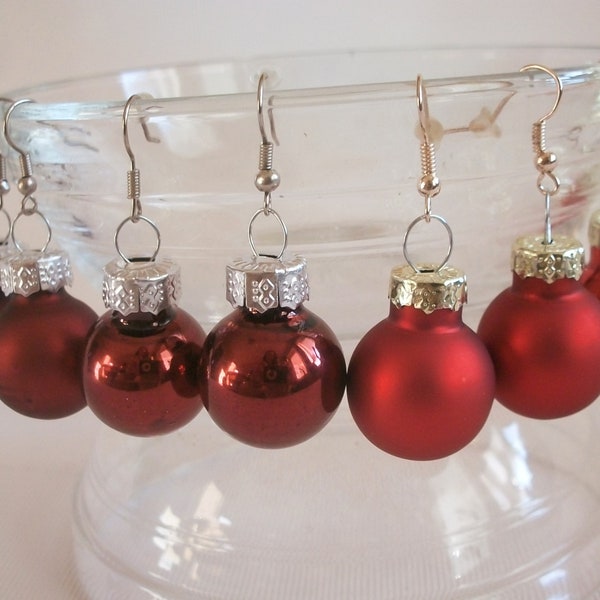 Weihnachts Ohrringe, Christbaumkugeln Glas , rot goldfarben , weinrot silberfarben , matt glänzend , 20 mm in Kästchen, auch als Ohrclips.