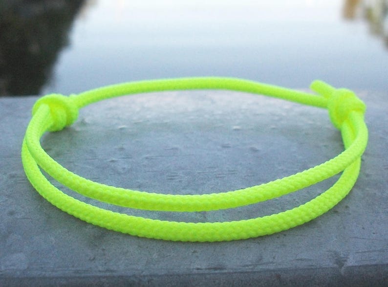 Surferarmband, neon gelb 2,5 mm, feines Bändchen für schmale Handgelenke, Segler Surfer Armband, Kletter Schnur Seil Tau Knoten, nautisch Bild 1