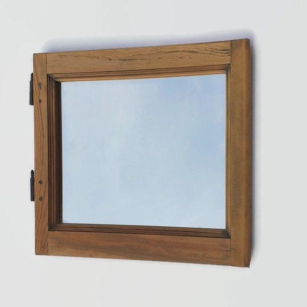 miroir mural encadré réalisé avec une vieille fenêtre en bois