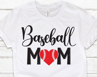 Könnte beinhalten: Weißes T-Shirt mit schwarzem Text "Baseball Mom" und einem roten Herz mit einem weißen Baseball-Motiv darin.
