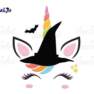 Könnte beinhalten: Eine Halloween-Themen-Einhorn-Illustration. Das Einhorn hat einen schwarzen Hexenhut, ein Regenbogenhorn und geschlossene Wimpern. Eine schwarze Fledermaus und drei gelbe Sterne sind ebenfalls enthalten. Der Text "Jane&Jo" befindet sich oben links.