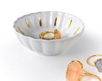 ホワイトとゴールドのジュエリーディッシュ、リングディッシュ、ホステスギフト、ウェディングデコレーション、磁器リングディッシュ、ホワイトとゴールドのリングディッシュ
