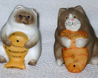 Adorable cat salt and pepper shaker set