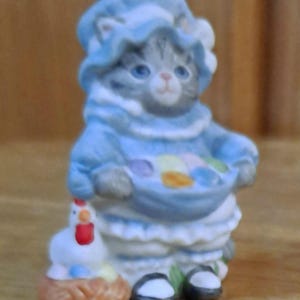 グレーズドドーナツとトンキニーズ軍団 置物 ヴィンテージのペイントを施したタキシード猫の木製オーナメント