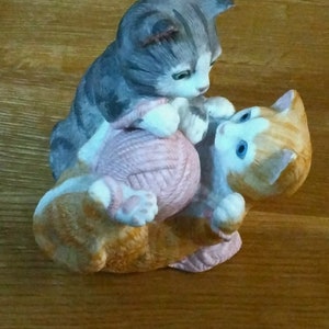 Kittens wrestling music box