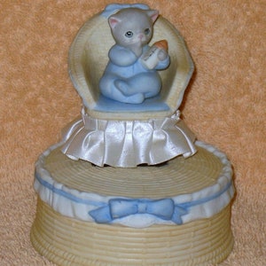 Vintage kitty cucumber baby boy music box