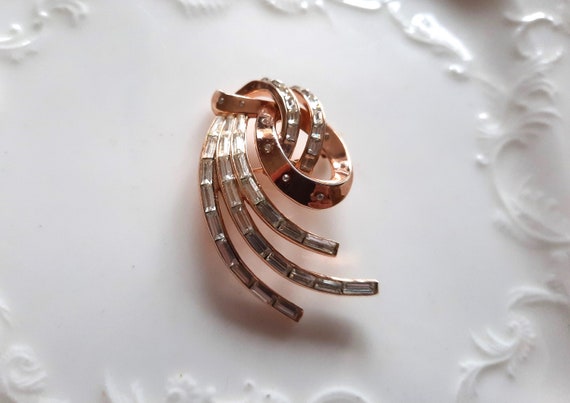 Vintage Crown Trifari Rhinestone Swirl Pin Brooch… - image 1