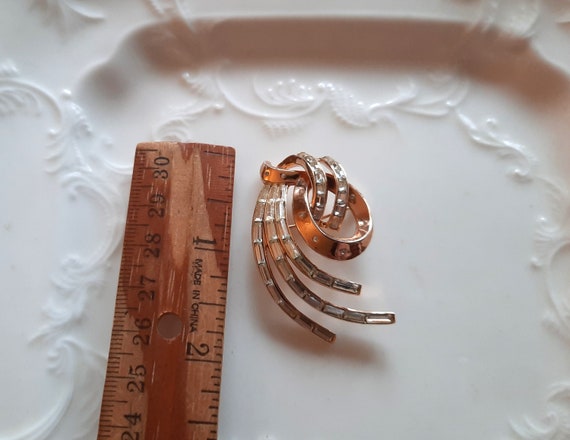 Vintage Crown Trifari Rhinestone Swirl Pin Brooch… - image 3