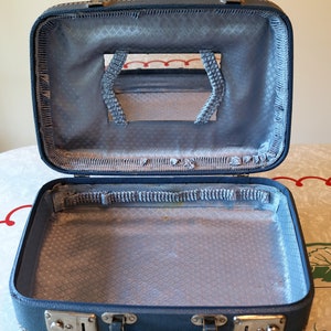 Mid Century Modern Vintage Accessories Overnight or Weekend Bag Train Case Small Dark Blue KLM Suitcase 1970s Tassen & portemonnees Bagage & Reizen Koffers Mod 