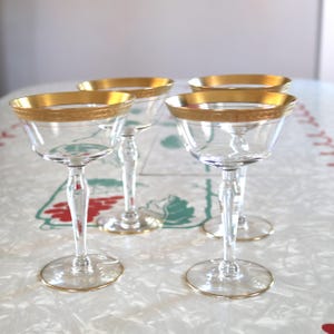Elegant Gold Rim Coupe Stemware Glasses 4-Piece Set, Glastonbury Lotus Glasses in the Bracelet Pattern