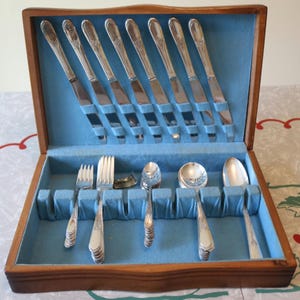 Vintage Wm Rogers Silver Plate Silverware Set for 8 in Wooden Chest