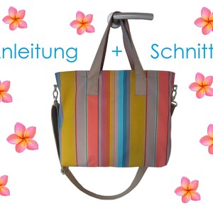Könnte beinhalten: Eine gestreifte Tragetasche mit einem langen Riemen. Die Tasche ist gelb, rosa, blau und grau. Der Text "Anleitung + Schnitt" ist in blau auf weißem Hintergrund geschrieben.