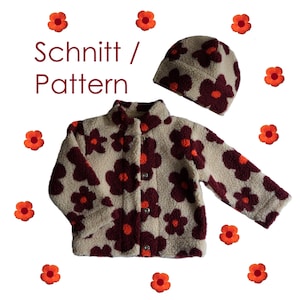 Puede incluir: Una chaqueta de forro polar color crema y un gorro a juego con un estampado de flores de color granate oscuro con centros de color naranja brillante. El texto "Schnitt / Pattern" está impreso en granate a la izquierda, rodeado de flores.