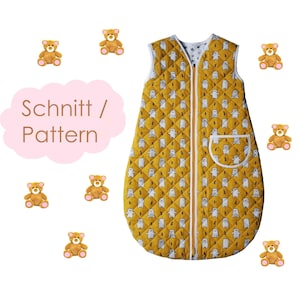Könnte beinhalten: Ein ärmelloser, gesteppter Schlafsack in Senfgelb mit einem wiederkehrenden Muster aus weißen Bären und kleinen Bäumen. Das Kleidungsstück hat einen mittigen Reißverschluss, weiße Einfassungen und eine aufgesetzte Tasche. Text: Schnitt / Pattern.