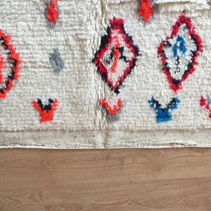 Moroccan Handwoven rug, Wool / Bohemian rug / Azilal Rug / Berber rug / Atlas Rug / Vintage rug / 135 X 234 CM / 4.42 X 7.67 ft / AZL : 228 image 3