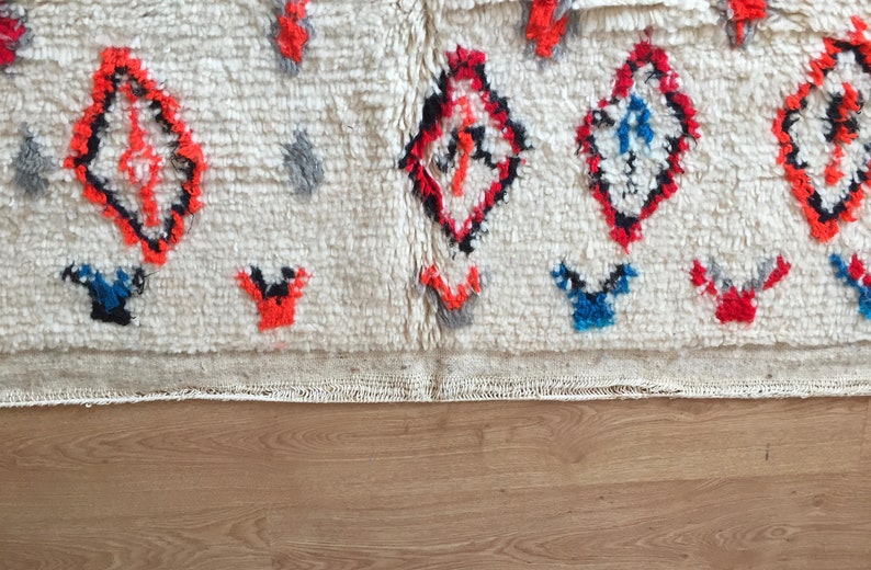 Moroccan Handwoven rug, Wool / Bohemian rug / Azilal Rug / Berber rug / Atlas Rug / Vintage rug / 135 X 234 CM / 4.42 X 7.67 ft / AZL : 228 image 3