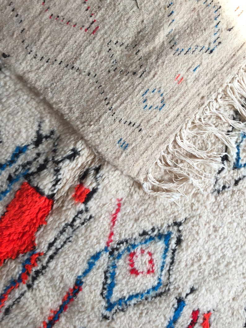 Moroccan Handwoven rug, Wool / Bohemian rug / Azilal Rug / Berber rug / Atlas Rug / Vintage rug / 135 X 234 CM / 4.42 X 7.67 ft / AZL : 228 image 8