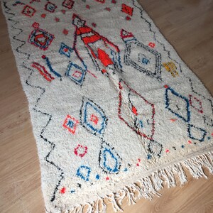 Moroccan Handwoven rug, Wool / Bohemian rug / Azilal Rug / Berber rug / Atlas Rug / Vintage rug / 135 X 234 CM / 4.42 X 7.67 ft / AZL : 228 image 9