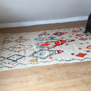 Moroccan Handwoven rug, Wool / Bohemian rug / Azilal Rug / Berber rug / Atlas Rug / Vintage rug / 135 X 234 CM / 4.42 X 7.67 ft / AZL : 228 image 4