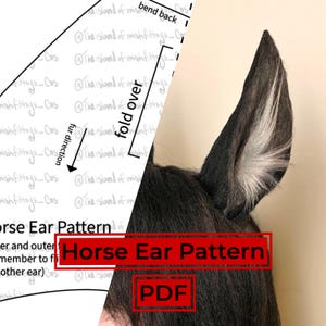 Puede incluir: Primer plano de una oreja de caballo con pelaje negro y una raya blanca. La imagen también muestra un patrón para orejas de caballo con el texto "Horse Ear Pattern" y "PDF".