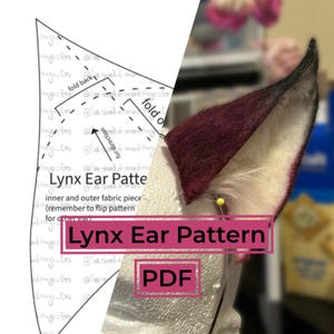 Puede incluir: Primer plano de un patrón de oreja de lince con una etiqueta PDF. La oreja está hecha de piel sintética burdeos y blanca. El patrón incluye instrucciones para las piezas de tela interior y exterior.
